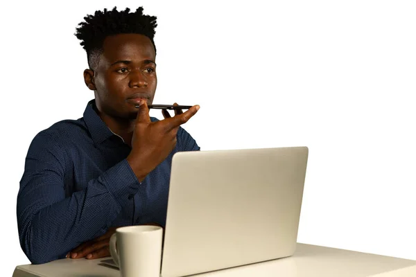Вид Спереди Молодого Афроамериканца Тёмно Синей Рубашке Ноутбуком Смартфоном Который — стоковое фото