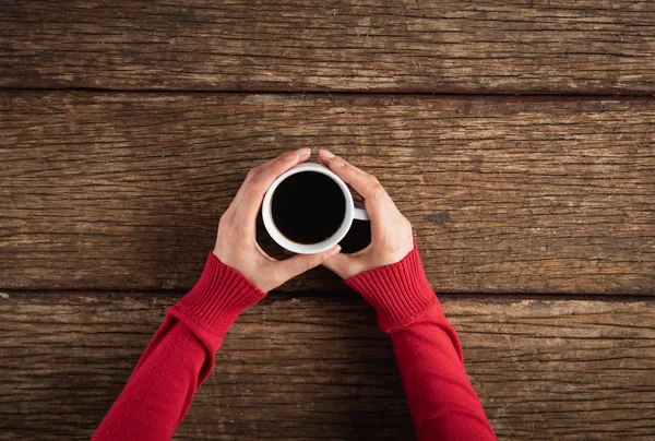 Handen Houden Koffie Kopje Houten Tafel — Stockfoto