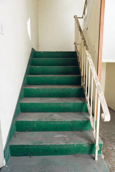 Fechar Uma Escada Dentro Armazém Abandonado — Fotografia de Stock