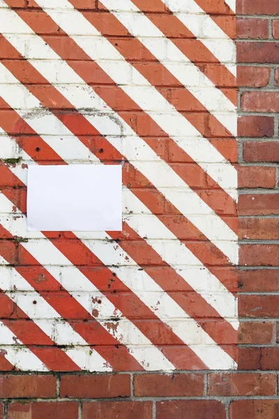 Cierre Letrero Blanco Colgado Una Pared Con Rayas Diagonales Rojas — Foto de Stock