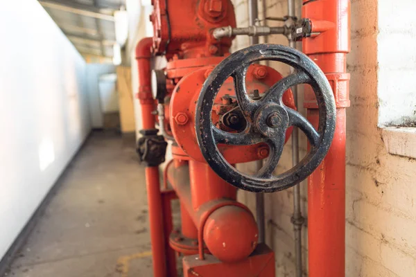 废弃仓库空间内部的特写细节 显示消火栓的阀门 — 图库照片