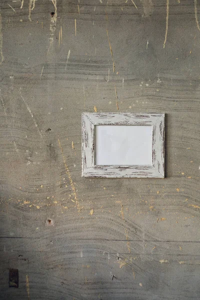 コンクリートの壁に掛かっているフレームの空白の絵のクローズアップ — ストック写真