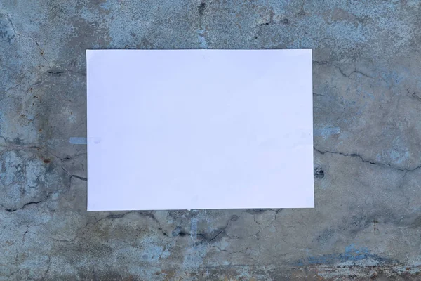 Primo Piano Cartello Bianco Appeso Muro Incrinato — Foto Stock