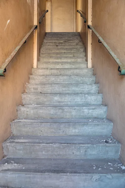 Una Escalera Dentro Almacén Abandonado —  Fotos de Stock