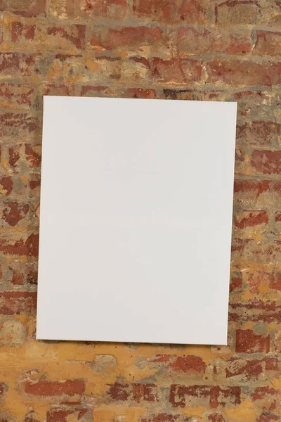Uma Tela Branco Pendurada Uma Parede Tijolo — Fotografia de Stock