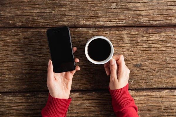 Handen Houden Koffie Kopje Houten Tafel — Stockfoto