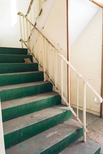 Una Escalera Dentro Almacén Abandonado — Foto de Stock