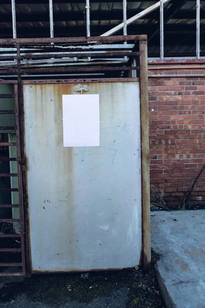 Letrero Blanco Colgando Una Puerta Metal — Foto de Stock