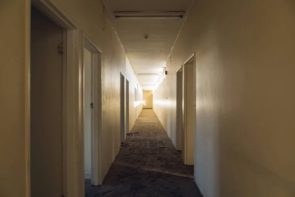 Korridor Forlatt Lagerbygning – stockfoto