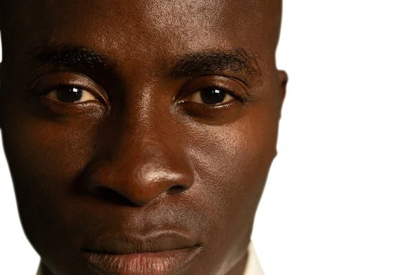 Huvudskott Ung Afroamerikansk Man Som Vill Rakt Kameran — Stockfoto