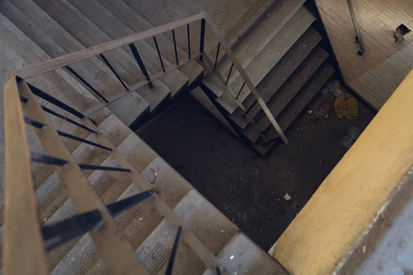 Primer Plano Una Escalera Dentro Almacén Abandonado — Foto de Stock