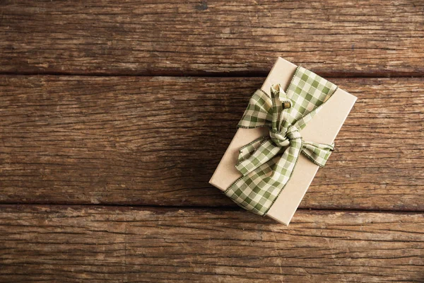 Einfach Verpacktes Geschenk Auf Holztisch — Stockfoto