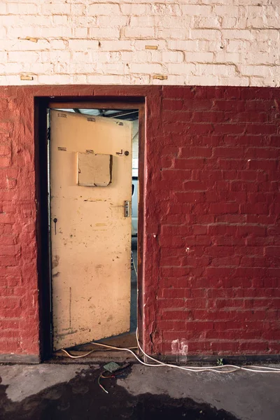 一座废弃的仓库大楼内的一扇门 有砖墙 — 图库照片
