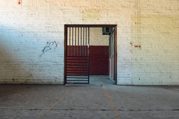 Una Puerta Entrada Dentro Almacén Abandonado — Foto de Stock