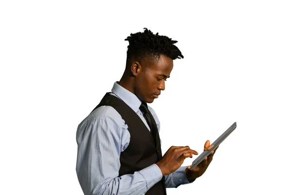 Widok Boku Zbliżenie Młodego Afroamerykanina Biznesmena Kamizelce Krawacie Pomocą Tabletu — Zdjęcie stockowe