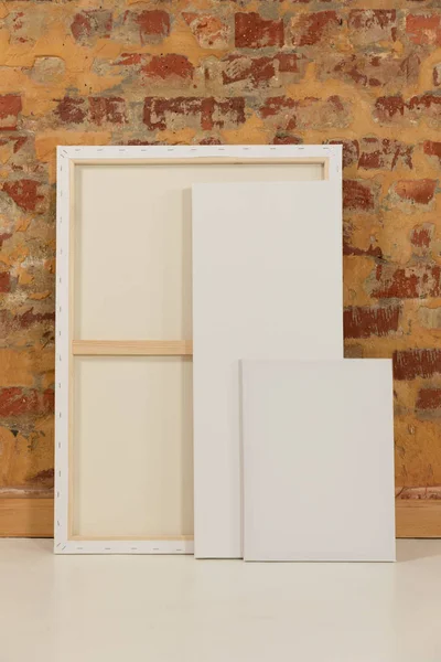 Tre Tele Bianche Appoggiate Muro Mattoni — Foto Stock
