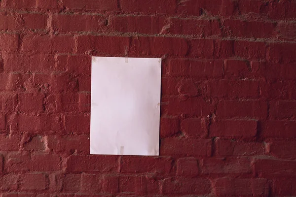 Kırmızı Tuğla Duvara Asılı Boş Bir Tabelanın Yakın — Stok fotoğraf