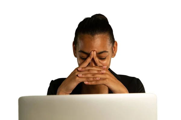 Vista Frontal Close Uma Jovem Mulher Raça Mista Usando Laptop — Fotografia de Stock