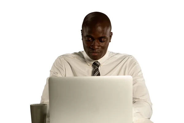 Вид Спереди Лысого Молодого Афроамериканского Бизнесмена Рубашке Галстуке Сидящего Ноутбуком — стоковое фото