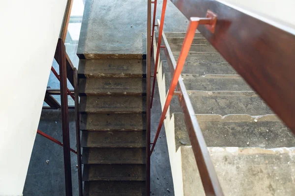 Primer Plano Una Escalera Dentro Almacén Abandonado —  Fotos de Stock