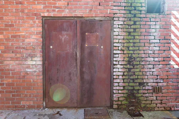 Exterior Edificio Almacén Abandonado Puerta Pared Ladrillo Rojo — Foto de Stock