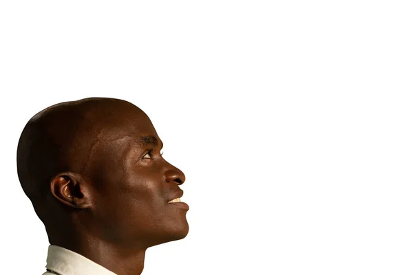 Вид Сбоку Лысого Молодого Афроамериканского Бизнесмена Рубашке Галстуке Смотрящего Вверх — стоковое фото
