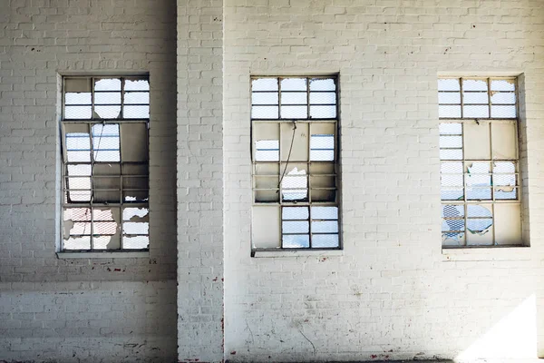 Janelas Partidas Dentro Armazém Abandonado — Fotografia de Stock