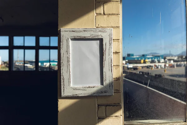 Primer Plano Una Imagen Blanco Enmarcada Colgada Una Pared —  Fotos de Stock