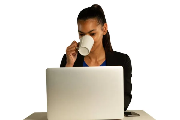 Önde Dizüstü Bilgisayar Kullanan Kahve Içen Melez Genç Bir Kadının — Stok fotoğraf