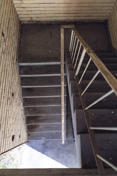 Terk Edilmiş Bir Depo Binasının Içinde Bir Merdiven — Stok fotoğraf