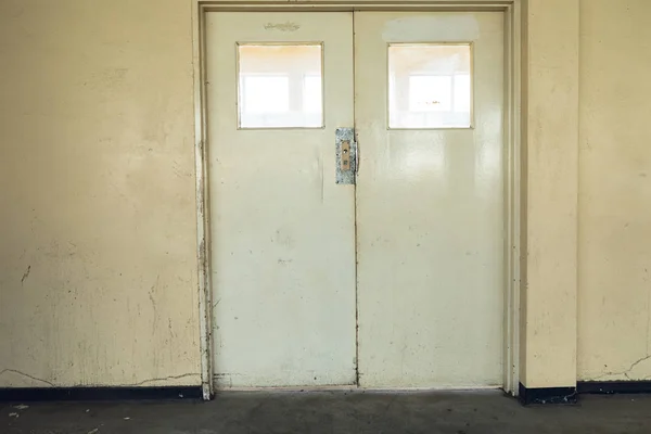 Zamknięcie Drzwi Wewnątrz Opuszczonego Budynku Magazynowego — Zdjęcie stockowe