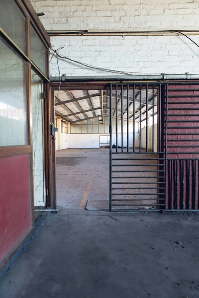 Primer Plano Una Puerta Entrada Dentro Edificio Almacén Abandonado — Foto de Stock
