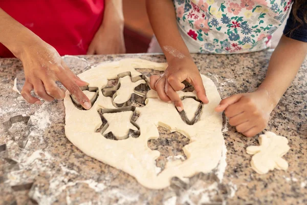 Вид Спереду Середня Секція Жінки Кухні Дочкою Різдво Вирізання Печива — стокове фото