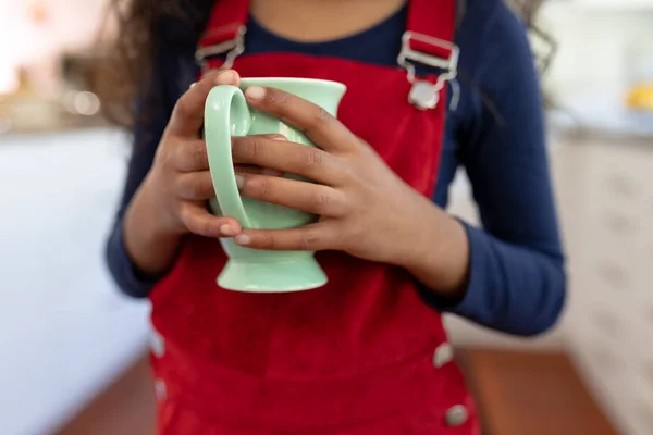 Vista Frontal Sección Media Niña Una Cocina Navidad Sosteniendo Una — Foto de Stock