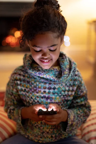 Vue Face Une Jeune Fille Métisse Dans Son Salon Noël — Photo