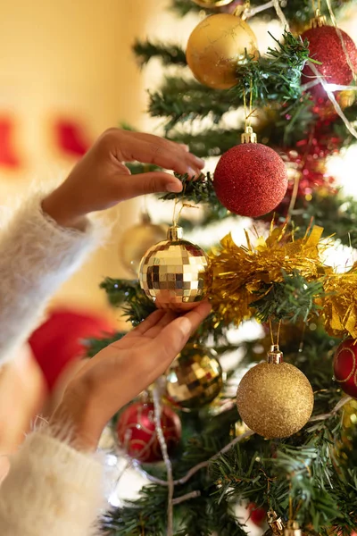 Seitenansicht Eines Mädchens Ihrem Wohnzimmer Weihnachten Das Eine Rote Christbaumkugel — Stockfoto