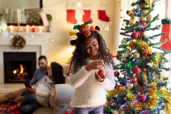 Noel Oturma Odasında Mutlu Bir Genç Karışık Yarış Kız Görünümü — Stok fotoğraf