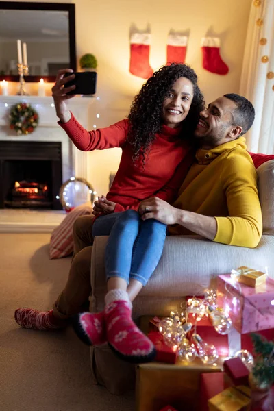 Vista Frontal Una Pareja Mixta Sentada Sofá Sala Estar Navidad — Foto de Stock