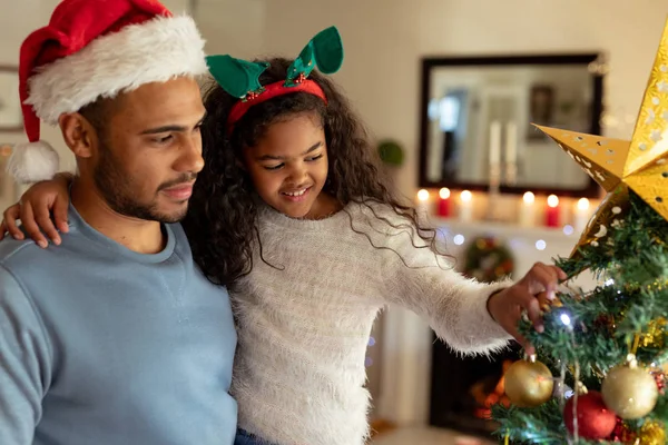 Vista Lateral Hombre Raza Mixta Con Hija Pequeña Sala Estar — Foto de Stock