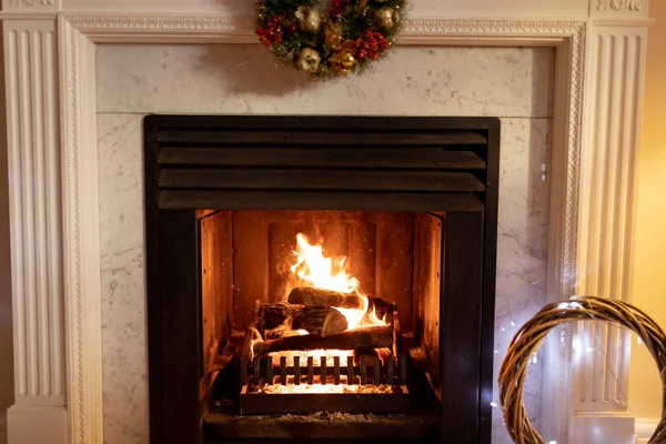 Cheminée Noël Dans Une Maison Moderne Avec Une Couronne Noël — Photo