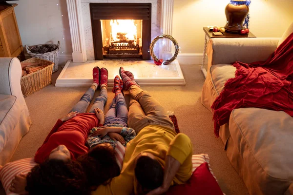 Frontansicht Eines Gemischten Rassenpaares Mit Seiner Kleinen Tochter Wohnzimmer Weihnachten — Stockfoto