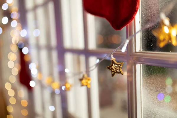 Bir Pencerede Peri Işıkları Noel Dekorasyon Yakın — Stok fotoğraf
