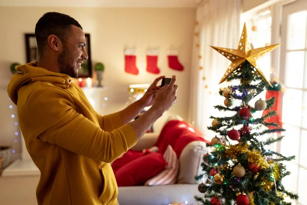 Vista Lateral Homem Raça Mista Sua Sala Estar Natal Tirando — Fotografia de Stock