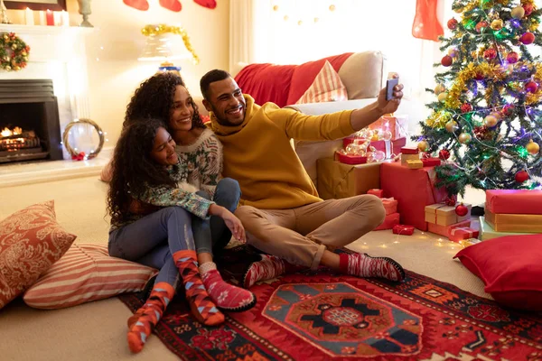 Vooraanzicht Van Een Gemengd Race Koppel Met Hun Jonge Dochter — Stockfoto