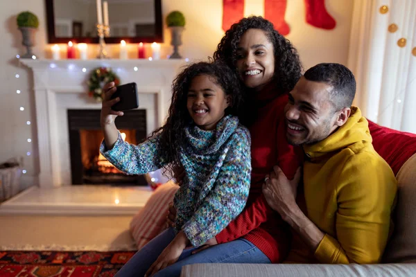 Frontansicht Eines Gemischten Rennpaares Mit Seiner Kleinen Tochter Wohnzimmer Weihnachten — Stockfoto