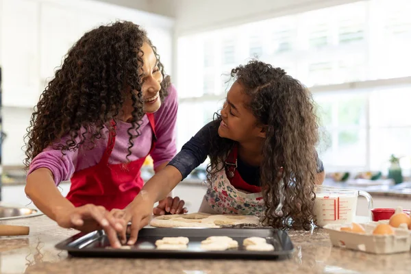 Vista Lateral Una Mujer Mestiza Una Cocina Con Hija Pequeña — Foto de Stock