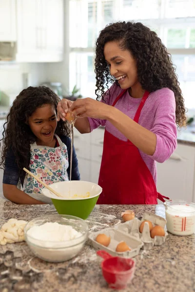 Vista Frontal Una Mujer Raza Mixta Una Cocina Con Hija — Foto de Stock