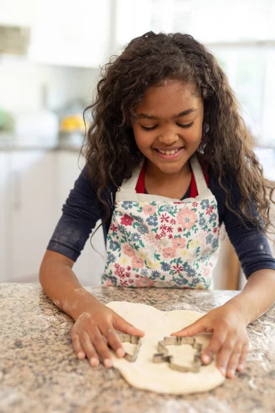 Vista Frontal Uma Jovem Menina Raça Mista Uma Cozinha Natal — Fotografia de Stock