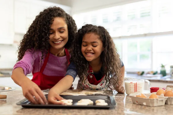 Vista Frontal Una Mujer Raza Mixta Una Cocina Con Hija — Foto de Stock