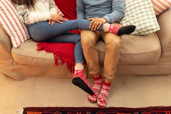 Noel Oturma Odasında Çiftin Görünüm Düşük Bölümü Bir Kanepede Oturan — Stok fotoğraf